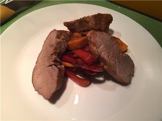 Запечёная свиная лопатка с овощами