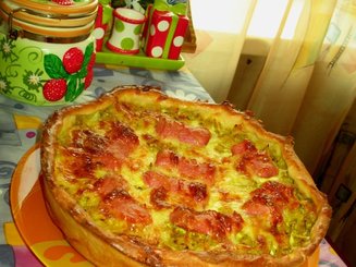 Пирог с кислой капустой и сосисками