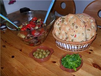Фокачча с луком, оливками и чесноком