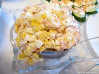 Салат с креветками, кукурузой и ветчиной