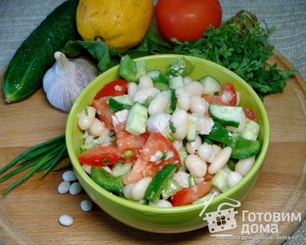 Салат с курицей ,фасолью и свежими овощами фото к рецепту 1