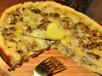 Открытый пирог с картофелем и грибами
