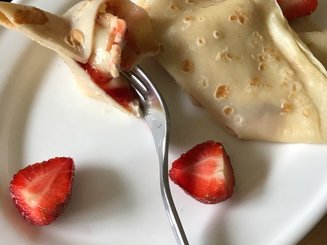 Французские блинчики с камамбером и инжирной горчицей