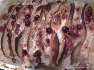 Свинина с грушами и брусникой