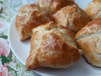 Пирожки с мясом из слоенного теста