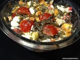 Салат из морской капусты с помидорами