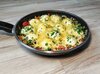 Вареные яйца с овощами и сыром на завтрак