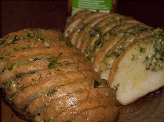 Запеченный батон с сыром и чесноком