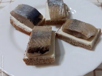 Тосты с селедкой