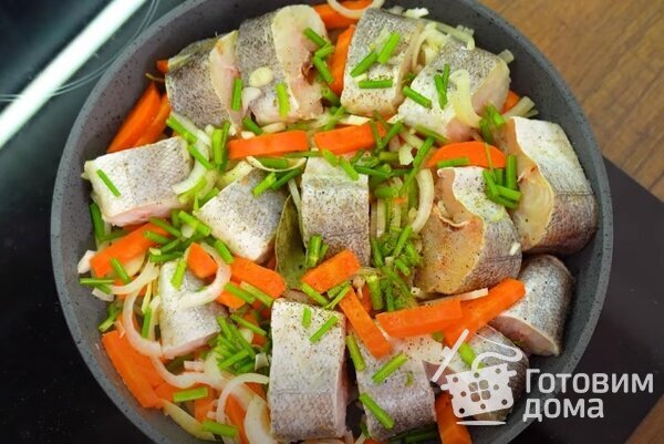 Рыба с луком, морковью и укропом фото к рецепту 3