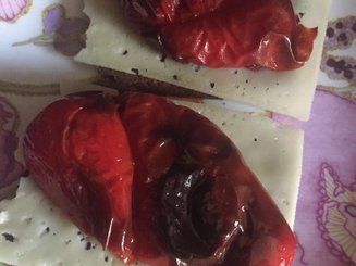Бутерброды с жареным перцем и сметаной с зеленью
