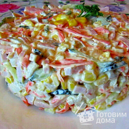Салат с курицей, ветчиной и овощами