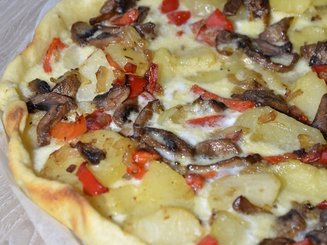 Открытый пирог с картофелем и грибами