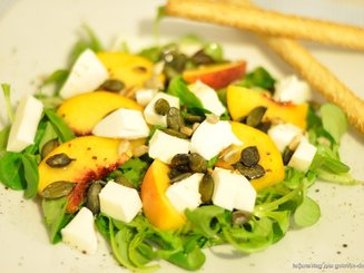 Салат с рукколой, персиками и моцареллой