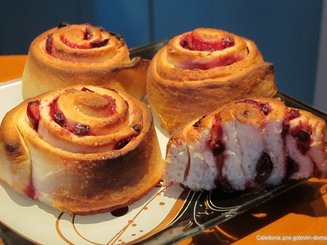 Праздничные булочки с летними ягодами