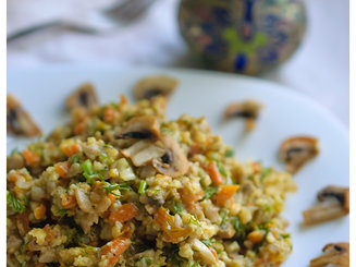 Грибной салат с сыром, морковью и солеными огурцами