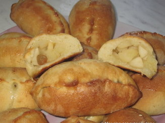 Творожные пирожки с яблоками и изюмом