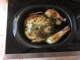 Курица, запеченная с ароматным сливочным маслом и чесноком