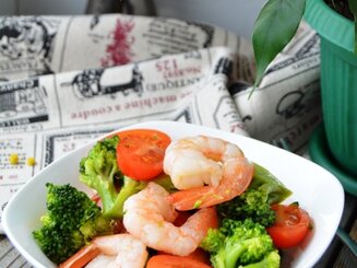 Салат "Весна у моря" с брокколи, черри и креветками