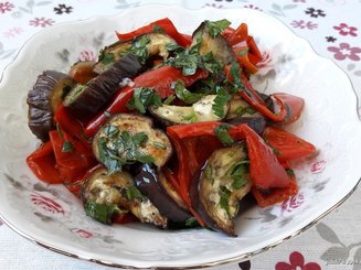 Закуска из запечённых баклажанов и перца