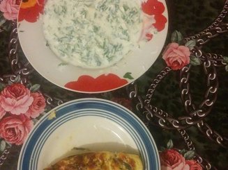 Тиквички на фурна, пълнени с яйца и сирене.