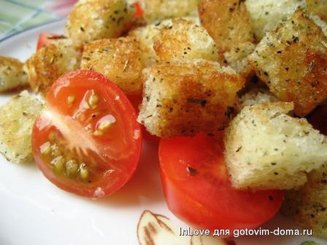 Салат из помидоров с прованскими крутонами