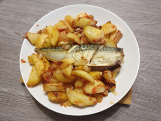 Скумбрия, запеченная с картофелем и болгарским перцем