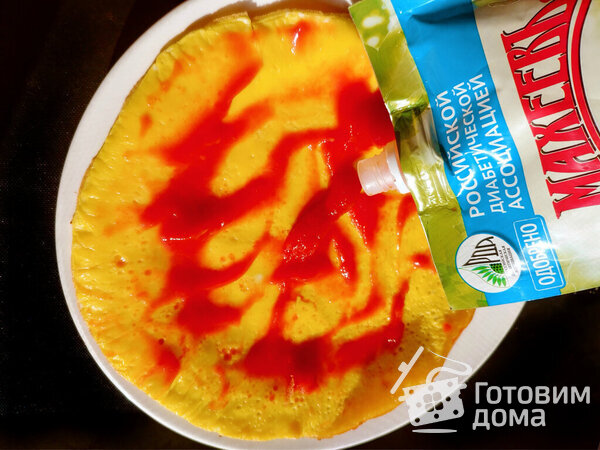 Яичный рулет с овощами и кетчупом #Махеевъ «Томатный без сахара и крахмала» фото к рецепту 4