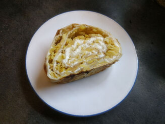 Рулет из лаваша с творогом, грушами и маком