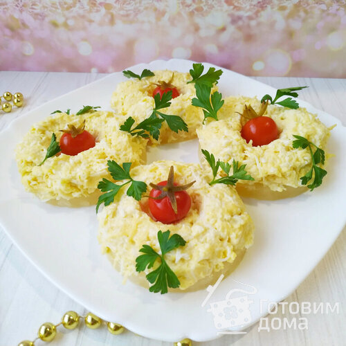 Яркая закуска на ананасовых кольцах