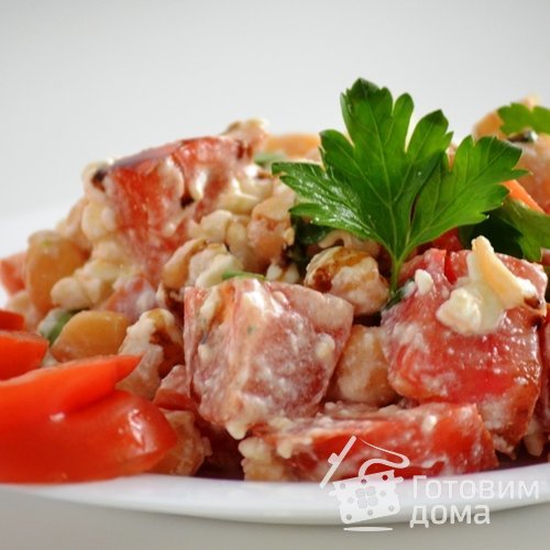 Салат из нута с помидорами и зернистым творогом