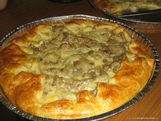 Пирог с грибами, сметаной и сыром