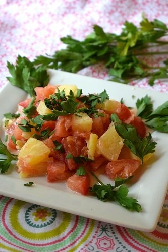 Фруктовый салат с помидорами и ананасом по-японски