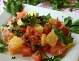 Фруктовый салат с помидорами и ананасом по-японски