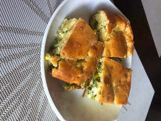 Заливной пирог с зеленым луком и яйцом