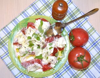 Салат из помидоров с сыром буррата