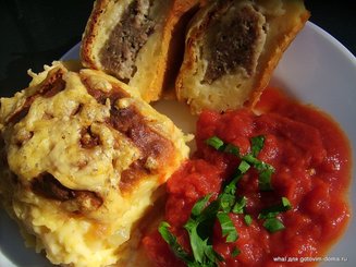Картофельные шарики с фаршем и томатным соусом