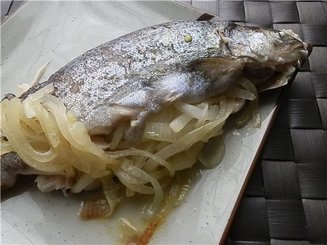Дорада/сибас, запеченная с луком и зеленью