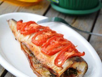 Запеченная скумбрия с укропом и помидорами