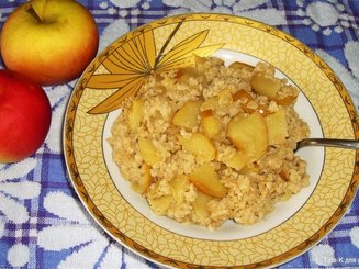 Овсяная каша с жареными яблоками