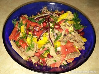 Мясной салат с гранатом и орехами