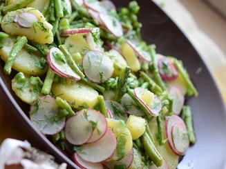 Картофельный салат с редиской и спаржей