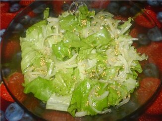 Салат с луком и заправкой из зерновой горчицы