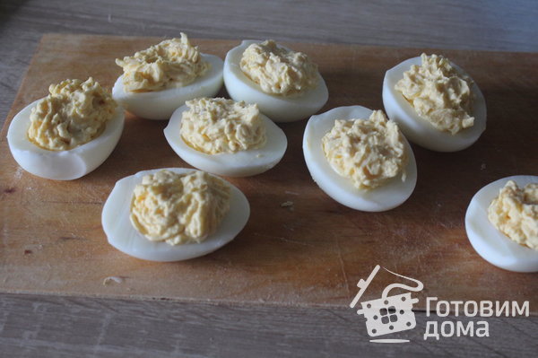Фаршированные яйца с сыром и красной икрой фото к рецепту 5