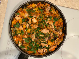 Курица, тушенная с баклажанами и овощами