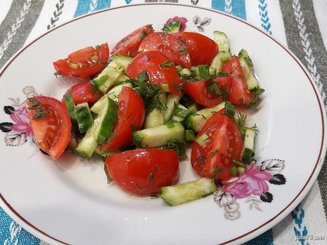 Салат из помидор с огурцами - что может быть нового?