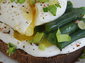 Smørrebrød - Датский бутерброд с фасолью и яйцом пашот