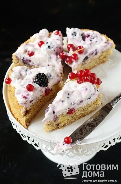 Ореховый пирог с кремом и ягодами фото к рецепту 5