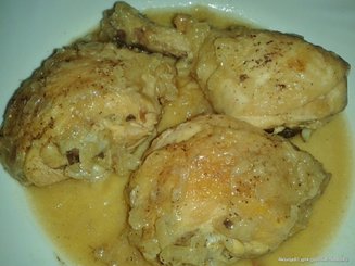 Курица, тушенная с луком