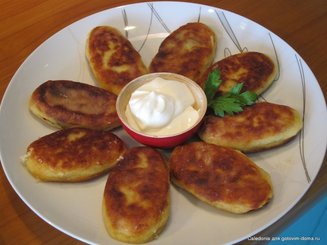 Картофельные зразы с капустой, грибами и солёными огурцами
